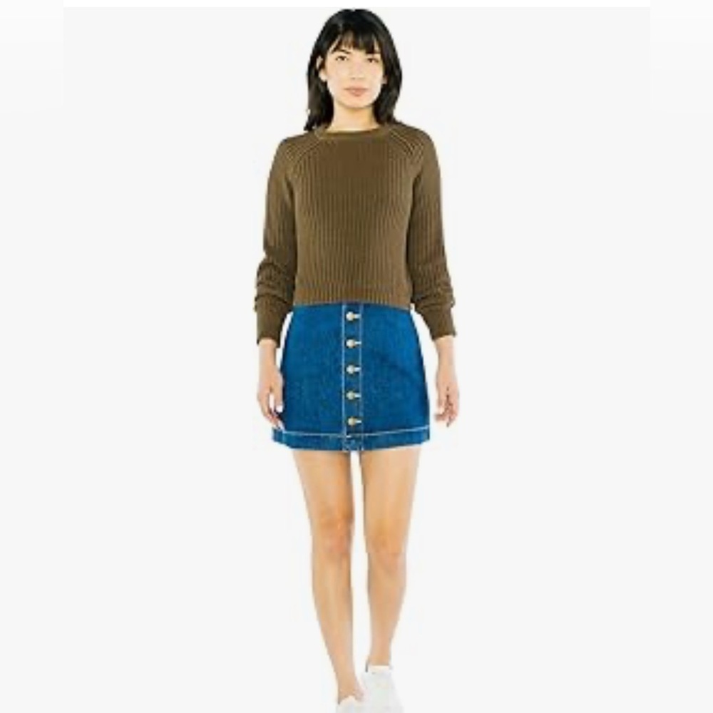 NWT-Denim Button-Front Mini Skirt
6 buttons wide hem 2 pockets
Classic fit